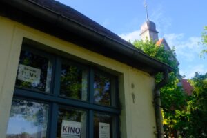 Direkt neben der Lögower Dorfkirche