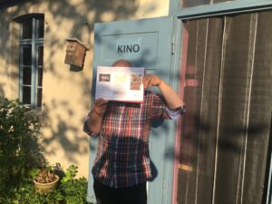 Zum Kino geht es durch den Garten, Hintereingang